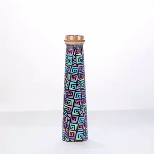Botella de agua de cobre puro con estampado de pegatina de diseño elegante disponible con tamaños personalizados botella de beneficios para la salud disponible para la venta - Product Image 6