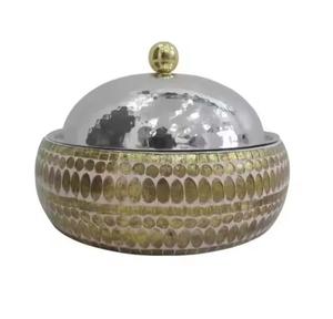 Vente en gros de casseroles rondes en métal nouveau design avec couvercle martelé de luxe - Product Image 1