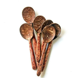 Cuillère artisanale en noix de coco polie, coquille naturelle, outil de cuisine fabriqué par des artisans pour une cuisine écoresponsable - Product Image 1