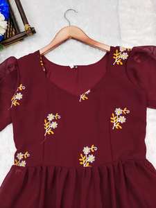 Robe pour femme de couleur rouge, robe maxi à imprimé floral en Georgette, robe de mariage de créateur. robe de soirée. - Product Image 5