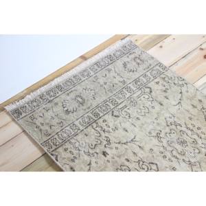 Tapis turc vintage de 2,4 x 5,6 pieds, petit tapis, tapis brun, tapis à motifs floraux - Product Image 5