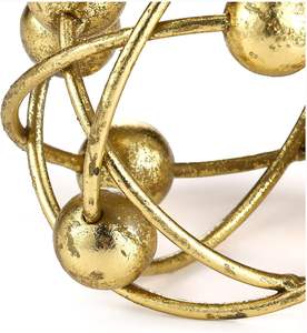 Cette sculpture décorative en forme de sphère orbitale dorée apporte une touche de sophistication à n'importe quel espace. - Product Image 5