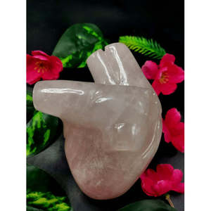 Exquise sculpture anatomique en forme de cœur en quartz rose - Cœur humain/Cœur de cristal - reiki/chakra/guérison/énergie - 0,875 kg et 5 - Product Image 4