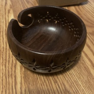 Cuenco de hilo de palisandro hecho a mano con tallas florales para tejer y ganchillo, organizador portátil de hilo de madera para enredos - Product Image 3