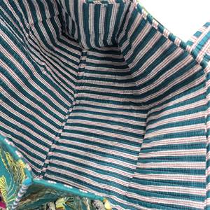 Bolso Tote de Hombro Acolchado de Algodón 100% Hecho a Mano en India, Elegante Bolso de Compras con Estampado a Mano para Mujer - Product Image 3