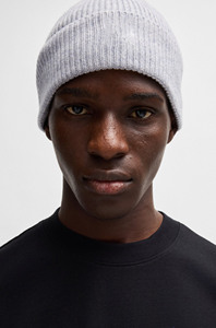 Gorro gris claro de moda con puños Diseño de punto cómodo para hombres y mujeres Ideal para clima frío - Product Image 3