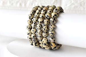 ขายส่งกำไลข้อมือคริสตัลดาลเมเชียนแจสเปอร์ขนาด 8 มม. หินธรรมชาติสำหรับการบำบัด การทำสมาธิ และแฟชั่น - Product Image 1