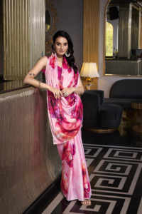 Elegante Sari de seda satinada con trabajo estampado y blusa de seda Moonga Hotfix para compradores globales de saris tradicionales - Product Image 5