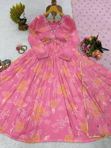 Collection imprimée en coton Mousseline de coton Impression numérique et séquence à la main Costume à manches longues avec costume d'été Dupatta disponible - Product Image 5