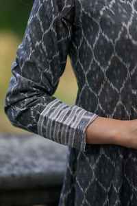 Vestido Ikat Haima Tejido a Mano, Largo hasta la Pantorrilla, Estilo Bohemio, Gris Blanco, Algodón Puro, Informal, para Uso Diario - Product Image 2