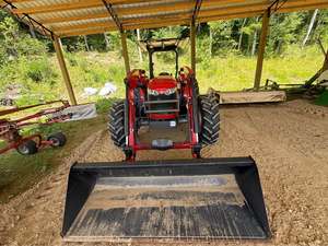 Tractor agrícola utilitario diésel Massey Ferguson 4710 listo para trabajar, equipo agrícola 4x4 con cargador frontal, uso comercial de alta resistencia. - Product Image 3
