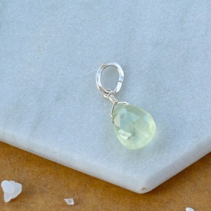 Pendentif en préhnite verte en forme de larme, pierre de naissance de mars, pierre précieuse verte, plaqué argent, charme délicat fait à la main, bijoux - Product Image 1