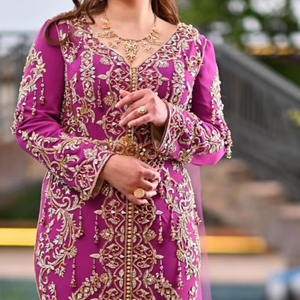 2025 Collection moderne femmes violet Caftan robe belle broderie Zari avec perles de verre cristal Dabka perles pierre travail - Product Image 1