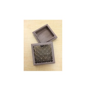 Caja de soporte de incienso de madera atemporal diseñada para quemar bakhoor limpio y seguro con acabado suave y atractivo decorativo antiguo - Product Image 2