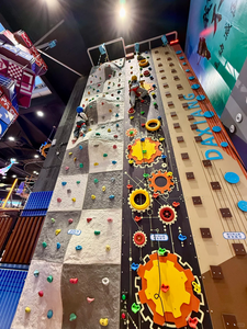 Parque de Aventuras Infantil de Interior con Temática Hip-Hop, Trampolín, Muro de Escalada, Sistema de Entretenimiento Deportivo Multinivel - Product Image 1