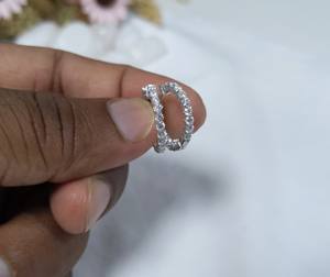 Pendientes de aro Huggie de diamantes cultivados en laboratorio de corte brillante redondo de 1 quilate para mujer, oro blanco sólido de 14K, precio al por mayor - Product Image 4