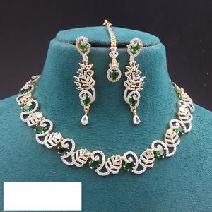 Ensemble de colliers et de boucles d'oreilles en pierre AD classique Bijoux parfaits pour les femmes Wedding Wear Tenues et célébrations traditionnelles - Product Image 1