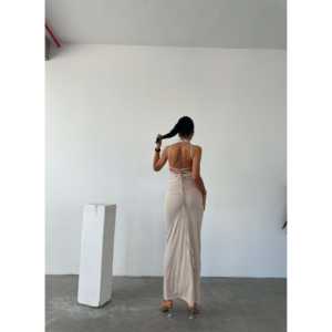 Vestido de satén con cuello halter y detalle de cordones en la espalda, fruncido y cómodo, con cintura natural. - Product Image 4