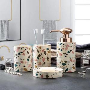 Ensemble de salle de bain en résine chic et tendance conçu pour les milléniaux à la recherche de solutions élégantes et pratiques - Product Image 6