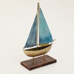 Élégante statue en métal de voilier bleu sur une base marron, idéale pour la décoration intérieure ou l'affichage de bureau à thème nautique, vente en gros d'Inde - Product Image 1