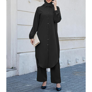 Une option polyvalente et légère Abaya douce en crêpe pour femme avec une silhouette de manteau moderne et des boutons-pression sur le devant pour les soirées de printemps - Product Image 2