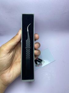 Pinces à épiler professionnelles pour extensions de cils, courbées, noires mates, avec nano-grip, à prix compétitifs chez Kaamir Instruments - Product Image 6