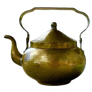Elegante tetera de metal pulido con mango intrincado, adecuada para ocasiones festivas y uso de Decoración de mesa - Product Image 2
