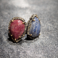 REYES Déclaration Bague de promesse de mariage en rubis et saphir bleu avec accents de diamant Bijoux victoriens en argent sterling 925