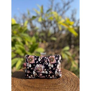 Pochette florale perlée faite à la main noire pour soirée, style élégant, doublure en satin, fermeture à rabat, capacité jusqu'à 1L - Product Image 1