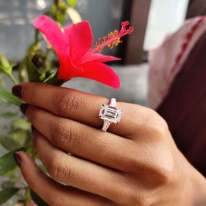 Anillos de boda de compromiso de estilo clásico de oro macizo de 10 quilates, solitario único, Diamante de corte esmeralda cultivado en laboratorio, certificado IGI para fiestas - Product Image 5