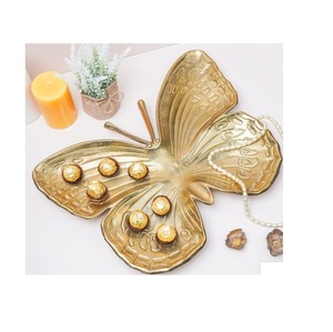 Plateau de service en métal doré avec motif de feuille pour servir des plats, des fruits, du chocolat et des bonbons dans les restaurants, les cafés et les hôtels - Product Image 2