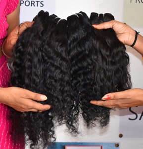Extensions naturelles de cheveux humains bouclés à double trame de machine vierge du vendeur indien aucun traitement chimique des cheveux humains - Product Image 5