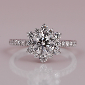 Bague de fiançailles en or massif 14KT certifiée IGI diamant de laboratoire taillé en forme de fleur avec anneaux fins à réglage de halo à la mode - Product Image 1