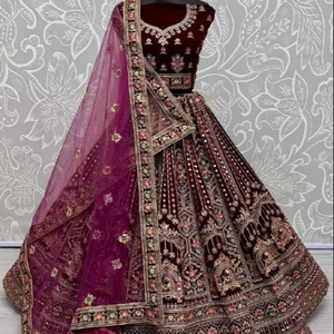 Boda perfecta lehenga choli con bordado pesado en terciopelo - Product Image 1
