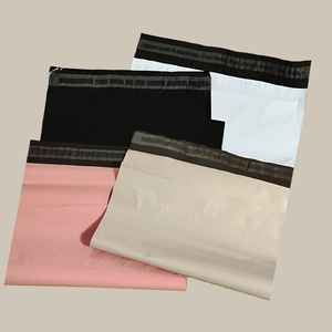 Bolsa de <span class=keywords><strong>Correo</strong></span> Negra Mate Personalizada con Logotipo Impreso, Bolsas de Envío Compostables de Polietileno para Ropa, Zapatos, Empaquetado de Marca para Pequeñas Empresas - Product Image 5
