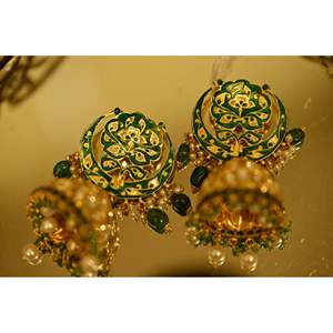 Pendientes de Aro WOW Chaand con Diseño Floral, Jhumkis para Bodas y Otras Ocasiones - Product Image 2