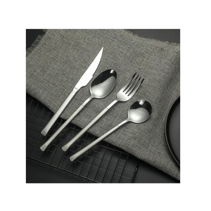 Mango de diseño surtido de acero inoxidable, juego de cubiertos negros de 5 uds., diseño martillado de acentos para el hogar Axiom, gran oferta - Product Image 6