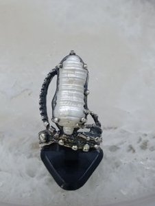 Bague en argent au design unique avec élégant accent de perle d'Istanbul - Product Image 4