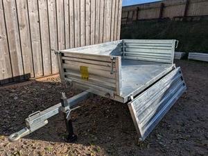 Remorque à plateau plat 18 pieds x 7 pieds 3500 kg, triple essieu, barrières latérales amovibles 5,5 m x 2,2 m pour le transport de machines - Product Image 4