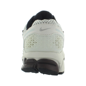 รองเท้าวิ่ง NIKE ผู้หญิง ZOOM Vomero 5สีเมทัลลิคแพลตตินั่ม | 100% ของแท้ - Product Image 3