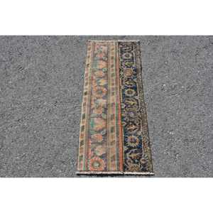 Tapis vintage 1,5x3,6 pieds, petit tapis turc, tapis persan en laine bleu et marron - Product Image 1