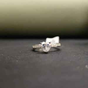 Anillo de Compromiso Unisex de Acero Inoxidable con Forma de Corazón y Moissanita Creada en Laboratorio, Certificado IGI, Diseño Moderno para Aniversario - Product Image 2