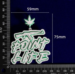 เครื่องประดับฮิปฮอปสำหรับผู้ชายแบบใหม่ปืนยิงตัวอักษรสุดเท่ดีไซน์ให้ชีวิตเรืองแสงเคลือบเรืองแสงจี้สีเข้ม - Product Image 5