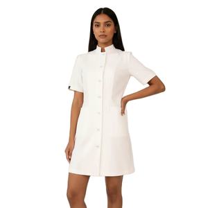 Elegante Bata Médica Blanca con Cinturón de Doble Hebilla para Doctora India Profesional - Product Image 1