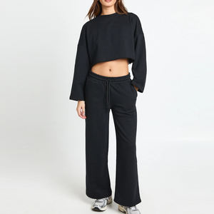 Survêtement tendance pour femme, design polyvalent adapté à diverses occasions décontractées, avec sweat-shirt court surdimensionné pour une coupe décontractée. - Product Image 1