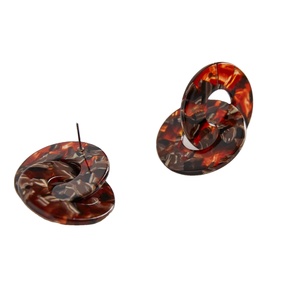 Conjunto de pendientes de diseño moderno para hombre, set de pendientes de diseño de resina a la moda, compatible con todas las estaciones, venta al por mayor - Product Image 1