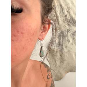 Pendientes Colgantes Hechos a Mano en Estilo Navajo con Turquesa Royston y Plata de Ley, Diseño en Forma de Gota de Agua - Product Image 2