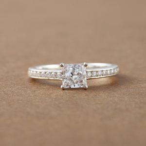 Princess Cut Lab Grown Diamond Pave Setting Anillo de compromiso Lujoso anillo de compromiso de oro sólido de 18 quilates Anillo de regalo para mujeres IGI - Product Image 1