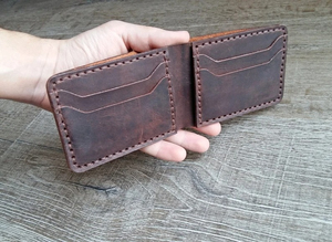 กระเป๋าสตางค์หนังแท้ GENTS GARB รุ่น Tiding สีน้ำตาล  แบบพับสองตอน  ซับในโพลีเอสเตอร์คุณภาพสูง  พร้อมช่องใส่เหรียญ  ปิดแบบสั่งทำพิเศษ - Product Image 2