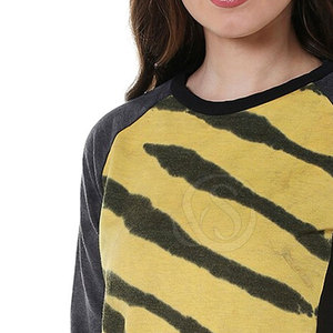 เสื้อสเวตเชิ้ตผู้หญิงพิมพ์ลายฤดูหนาวแบบกำหนดเอง-โลโก้ด้านหน้า ผ้าแคนวาสคุณภาพสูง - Product Image 3